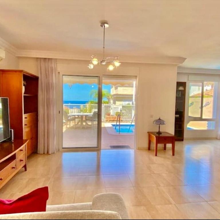 Seaview Villa - Pool, Air Con, Home Office Ready - Villa - 8
