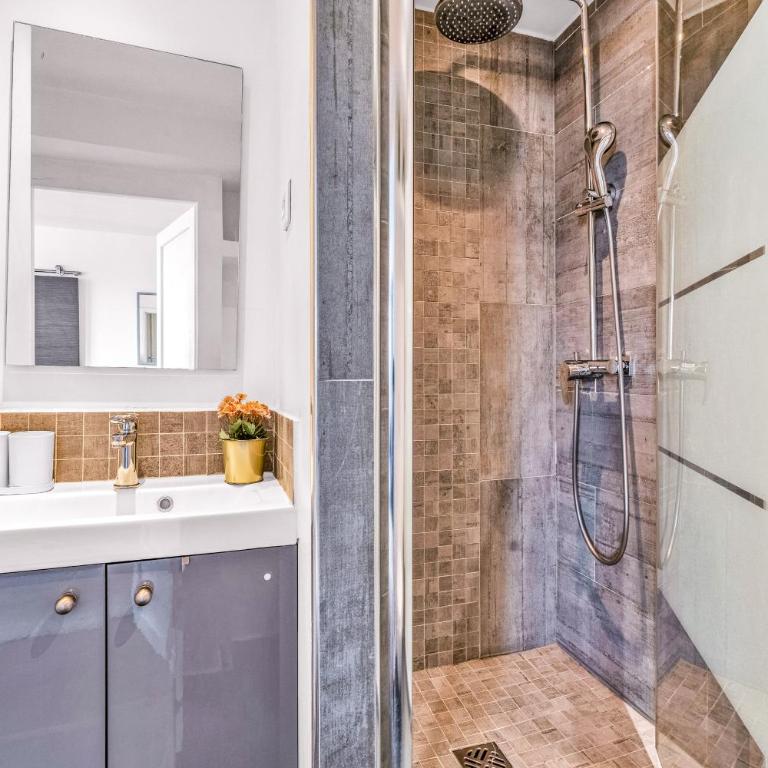 Suite Vue Tour Eiffel - Appartement Supérieur - Vue sur Ville - 10