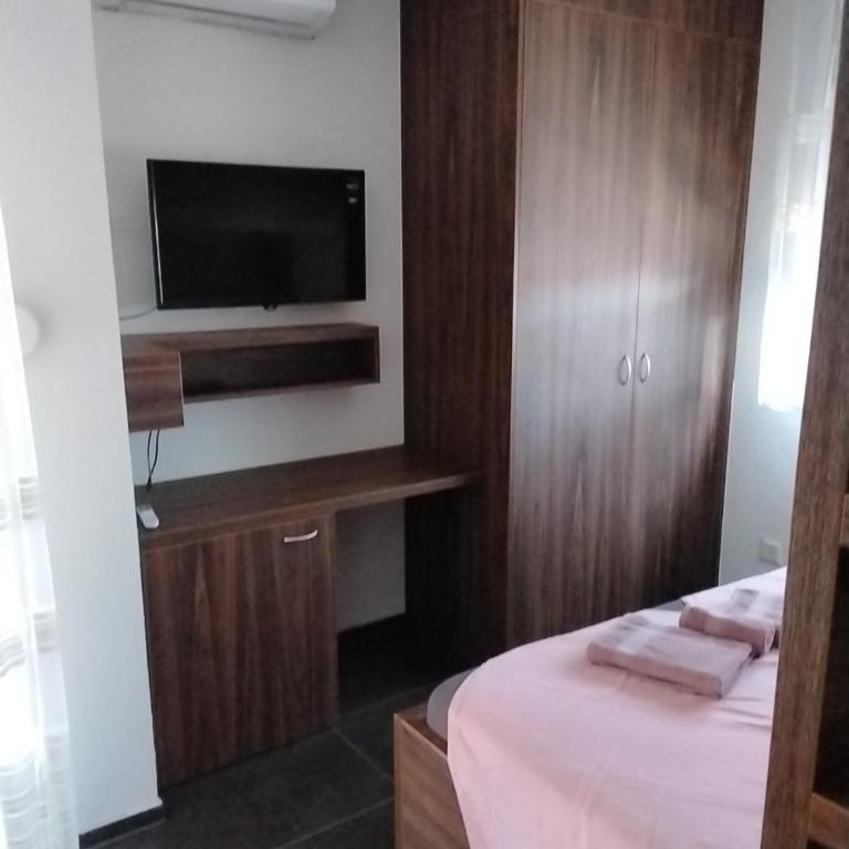Apartmani Sutomore Tri Palme - Trokrevetna Soba sa Balkonom - 4