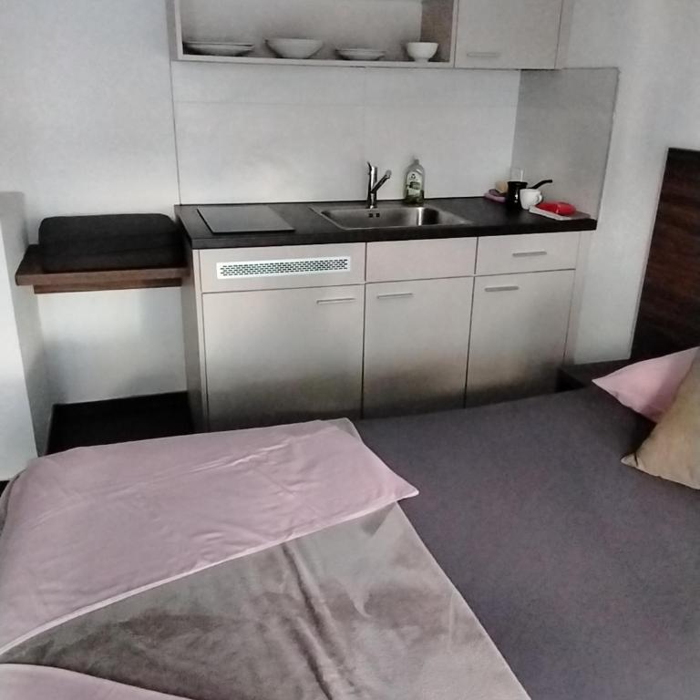 Apartmani Sutomore Tri Palme - Standardna Dvokrevetna Soba sa Bračnim Krevetom - 3