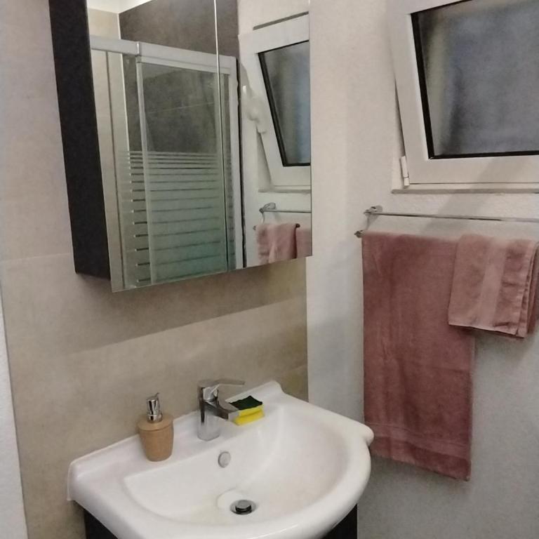Apartmani Sutomore Tri Palme - Trokrevetna Soba sa Balkonom - 6