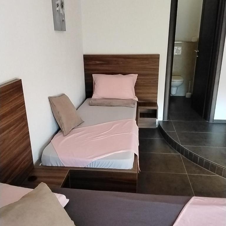 Apartmani Sutomore Tri Palme - Trokrevetna Soba sa Balkonom - 9