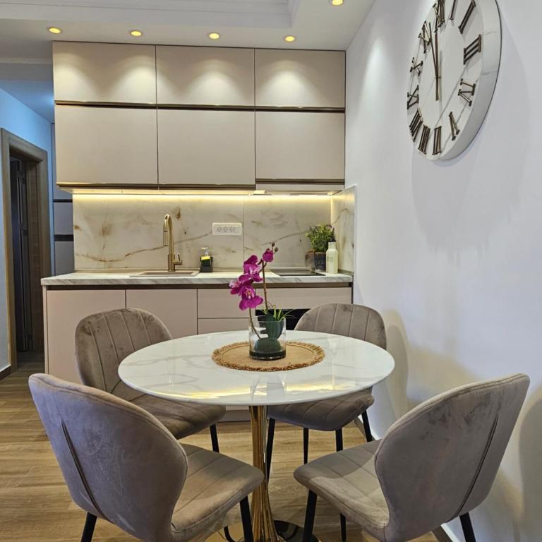 Apartmani Nikic -Tivat - Apartman s 1 Spavaćom Sobom, Balkonom i Pogledom na More - 1