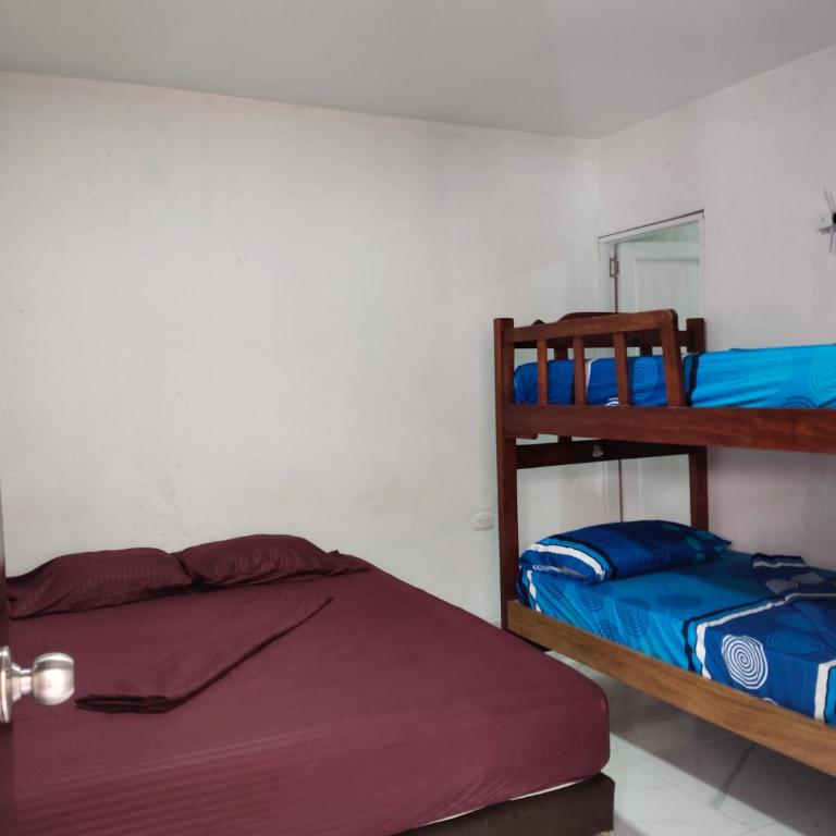 LA MEDELLIN HOSTAL - Habitación Familiar con baño privado - 7