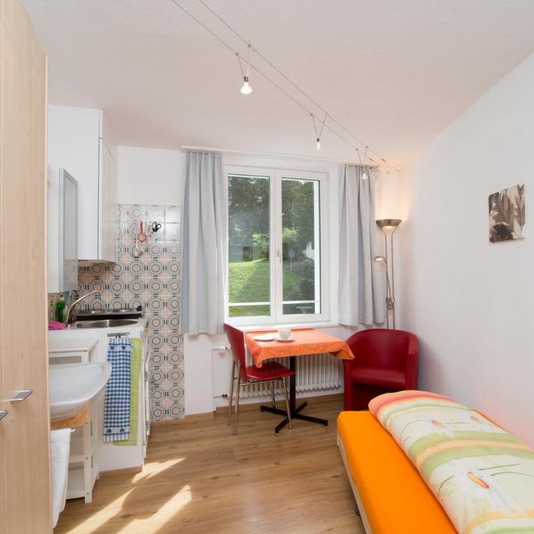Chesa Quadrella Zimmer mit Kochecke inklusive Bergbahnen im Sommer-ausser Studio - Einzelzimmer mit Gemeinschaftsbad - 8