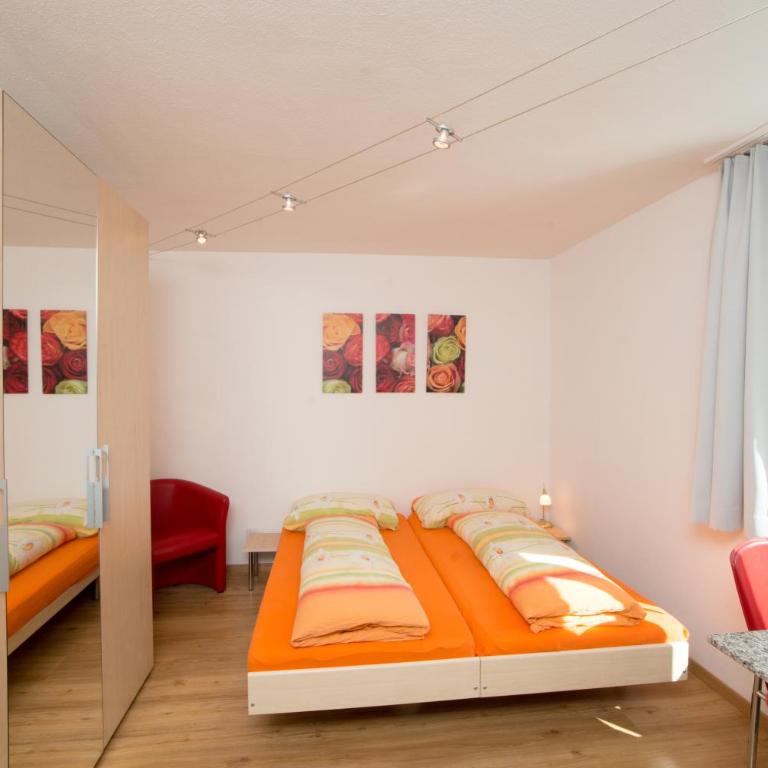 Chesa Quadrella Zimmer mit Kochecke inklusive Bergbahnen im Sommer-ausser Studio - Doppelzimmer mit Gemeinschaftsbad - 17