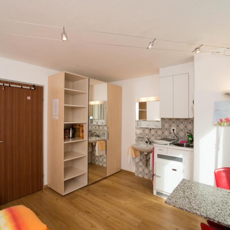 Chesa Quadrella Zimmer mit Kochecke inklusive Bergbahnen im Sommer-ausser Studio - Doppelzimmer mit Gemeinschaftsbad - 20