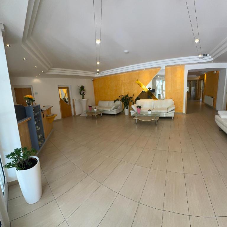 Strandhotel Faak - Apartment mit 1 Schlafzimmer, Balkon und Seeblick - 5