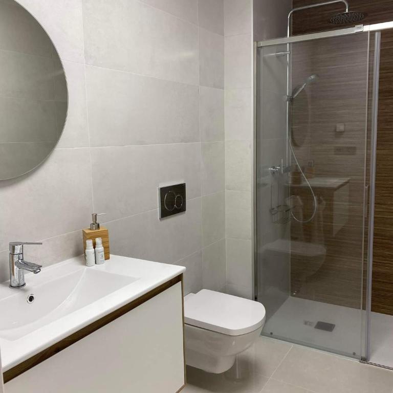 Fräscht boende med delad pool - Three-Bedroom Apartment - 4