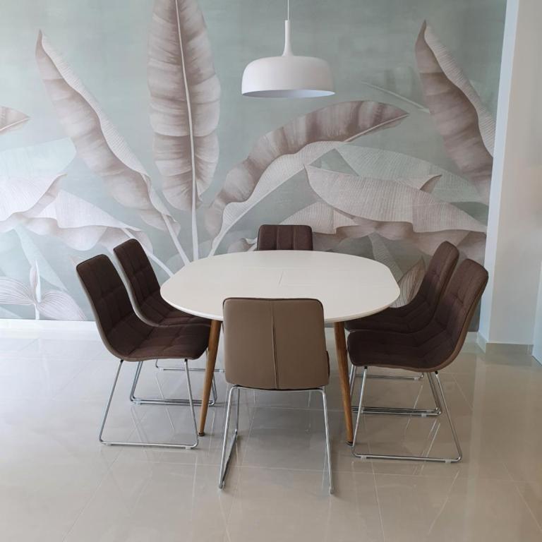 Fräscht boende med delad pool - Three-Bedroom Apartment - 3