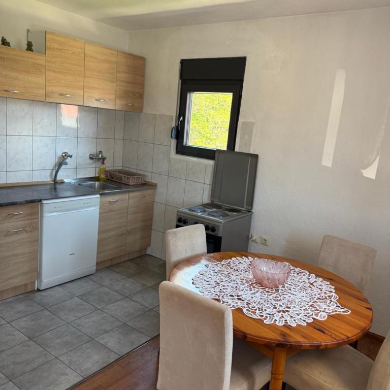 Apartmani Lakicevic - Apartment with Balcony - 6