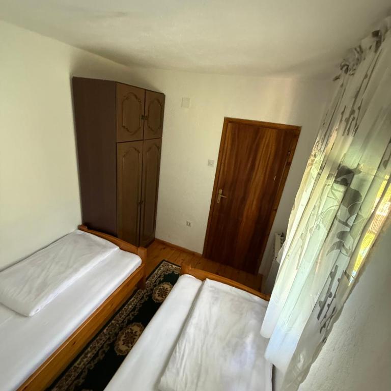 Apartmani Lakicevic - Apartment with Balcony - 9