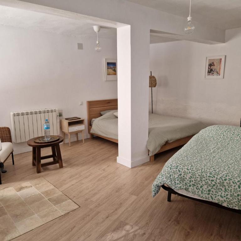 Habitación amplia y tranquila con baño privado en piso compartido - Apartamento de 1 dormitorio - 30