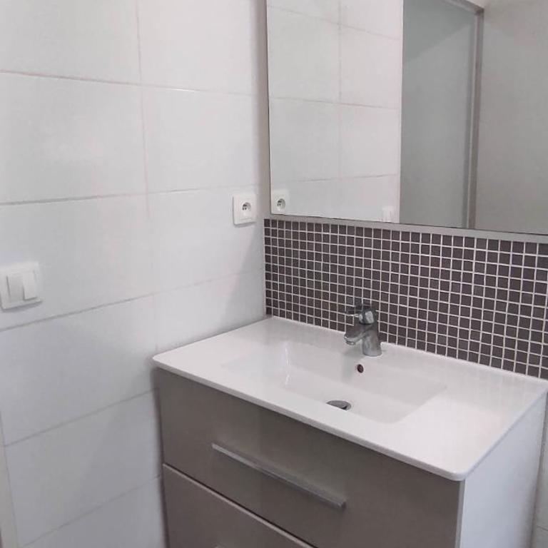 Appartement climatisé T1 à Hyères, dans résidence avec gardien, calme, parking, WIFI - One-Bedroom Apartment - 9