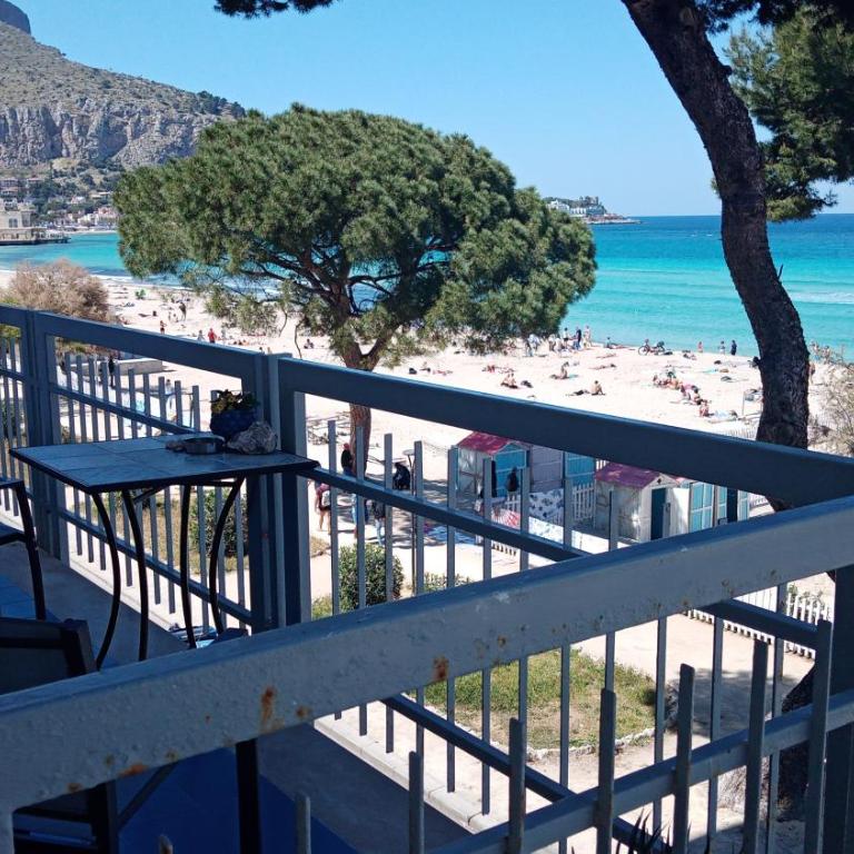 Rocca Mondello Rooms, Beach and Sea - Triple Room with Sea View - 11