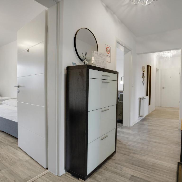 KATIES Apartments Augsburg I Zentral I 4 Zimmer I 7 Personen I 2x Parken I Nintendo Switch I DisneyPlus I E-Kamin - Appartamento con 3 Camere da Letto - 35