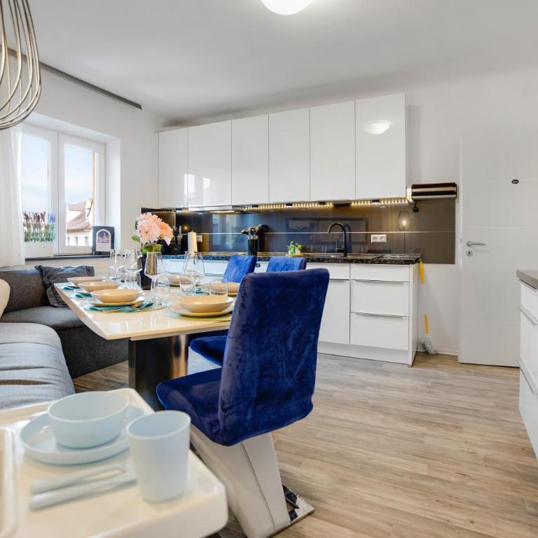 KATIES Apartments Augsburg I Zentral I 4 Zimmer I 7 Personen I 2x Parken I Nintendo Switch I DisneyPlus I E-Kamin - Appartamento con 3 Camere da Letto - 21