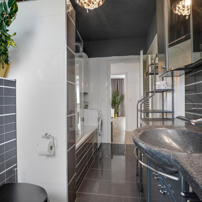 KATIES Apartments Augsburg I Zentral I 4 Zimmer I 7 Personen I 2x Parken I Nintendo Switch I DisneyPlus I E-Kamin - Appartamento con 3 Camere da Letto - 28