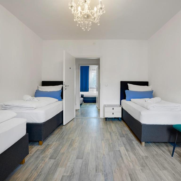 KATIES Apartments Augsburg I Zentral I 4 Zimmer I 7 Personen I 2x Parken I Nintendo Switch I DisneyPlus I E-Kamin - Appartamento con 3 Camere da Letto - 5
