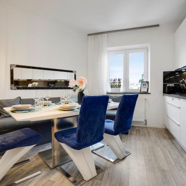 KATIES Apartments Augsburg I Zentral I 4 Zimmer I 7 Personen I 2x Parken I Nintendo Switch I DisneyPlus I E-Kamin - Appartamento con 3 Camere da Letto - 1
