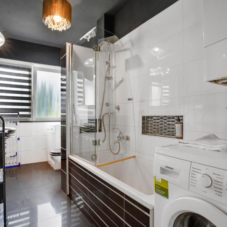 KATIES Apartments Augsburg I Zentral I 4 Zimmer I 7 Personen I 2x Parken I Nintendo Switch I DisneyPlus I E-Kamin - Appartamento con 3 Camere da Letto - 6