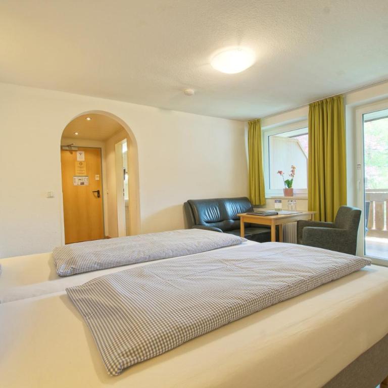 Hotel Waldmann - Doppelzimmer mit Balkon - 2