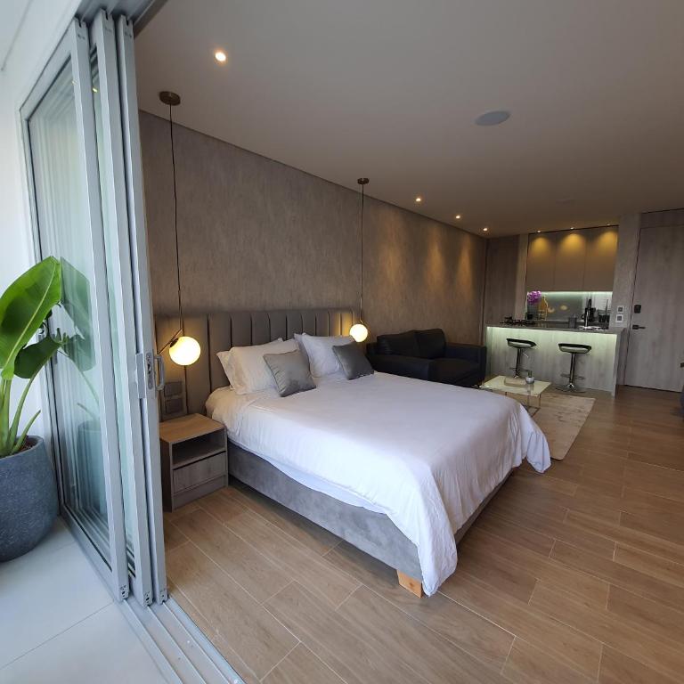 Moderna suite con balcón y vista al lago y al mar - One-Bedroom Apartment - 6