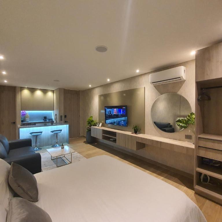 Moderna suite con balcón y vista al lago y al mar - One-Bedroom Apartment - 11