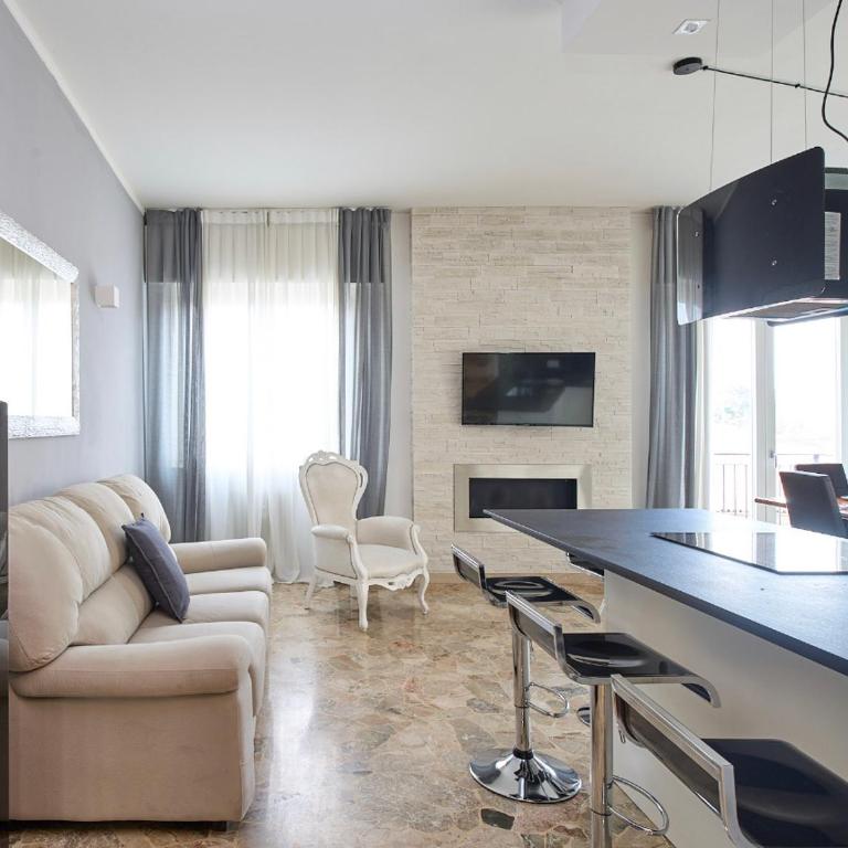 Elegant & Spacious - 30 min from Venice - King beds! - Three-Bedroom Apartment - 12