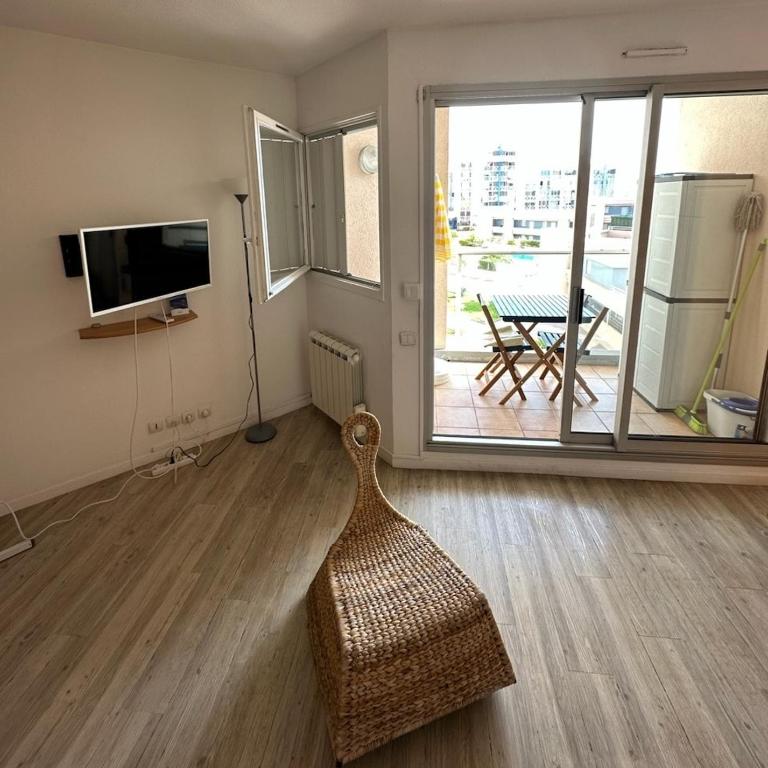 Grand Studio face mer - One-Bedroom Apartment - 36