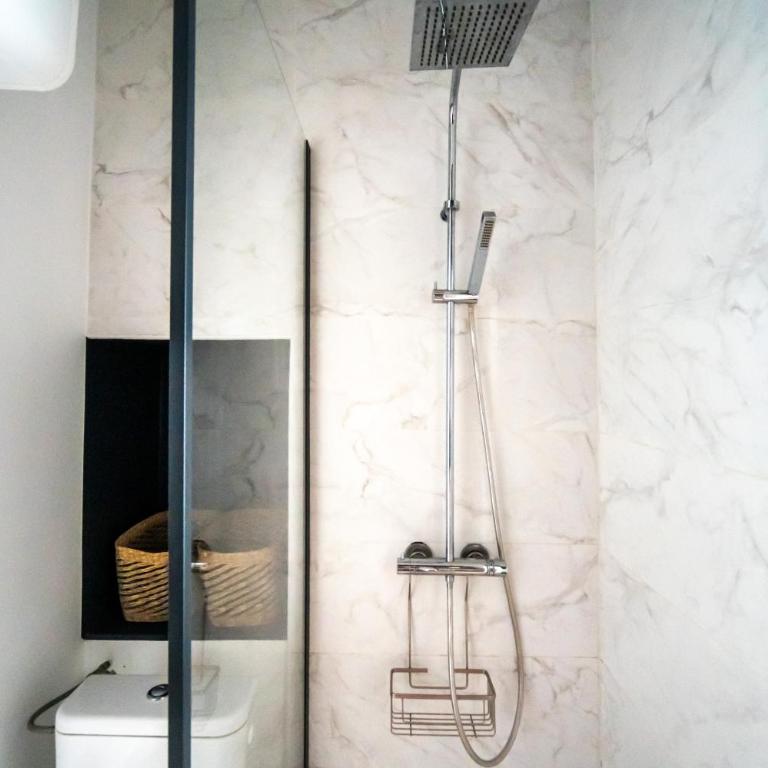 Studio de la Fontaine Chaude - Classé 2 étoiles - Centre Historique - Appartement 1 Chambre - 17