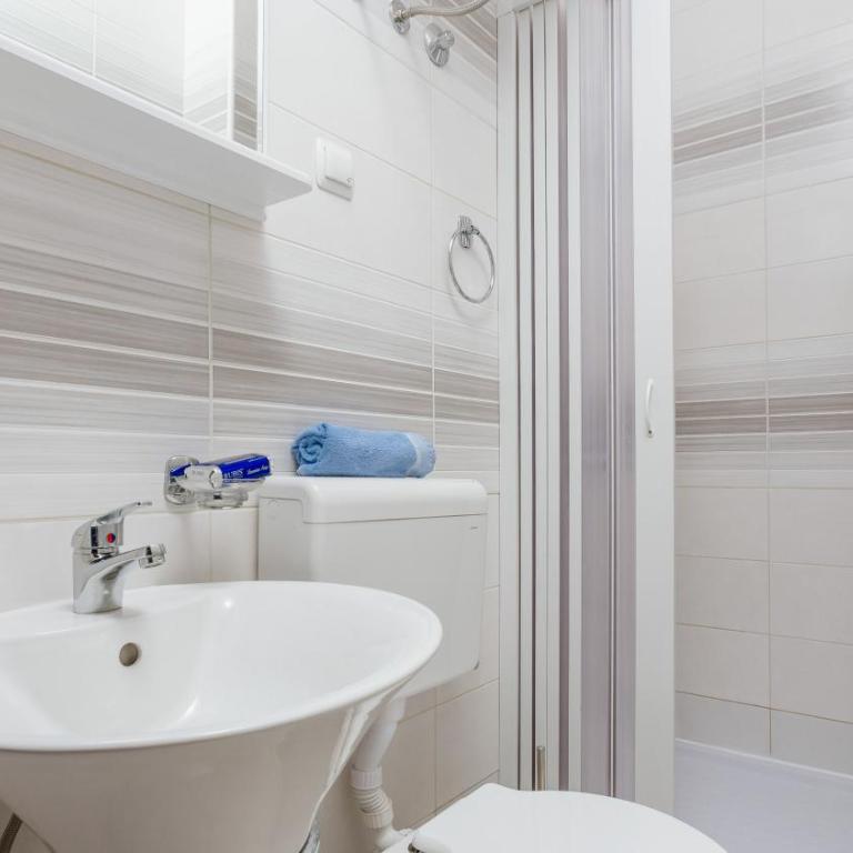 Riva Guesthouse - Dvokrevetna Soba sa Zasebnim Krevetom i Sopstvenim Kupatilom - 1