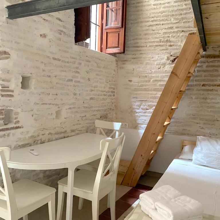 Cervantes Suites OnlyMalaga - Habitación Doble con baño privado - 10