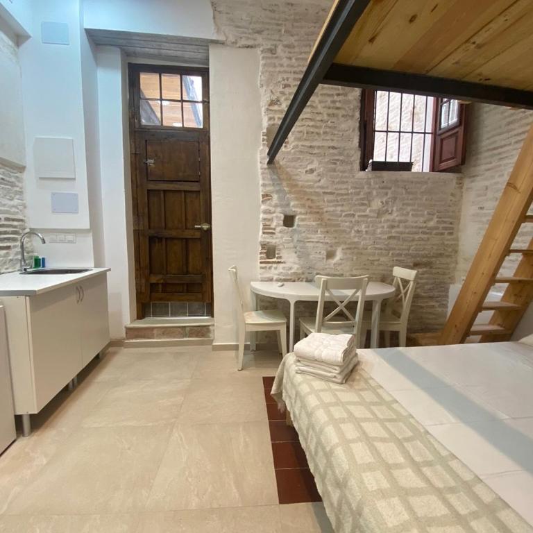 Cervantes Suites OnlyMalaga - Habitación Doble con baño privado - 11