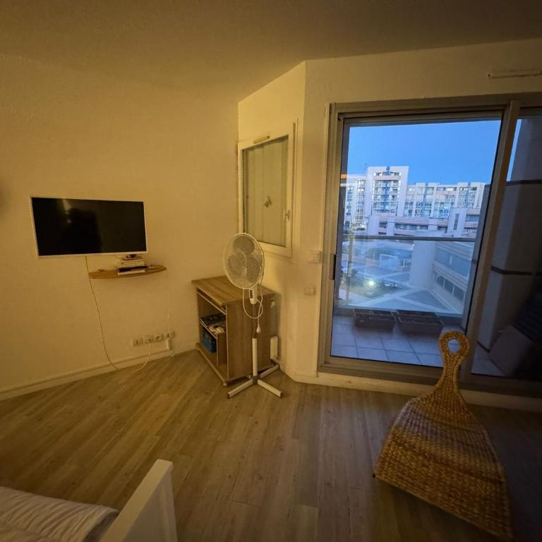 Grand Studio face mer - One-Bedroom Apartment - 5