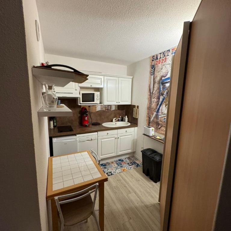 Grand Studio face mer - One-Bedroom Apartment - 3