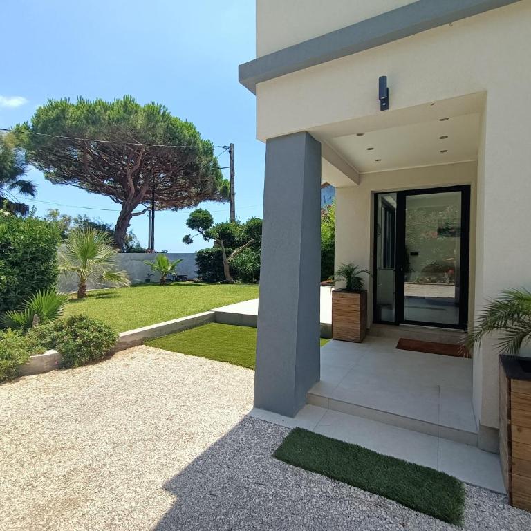 Vue et emplacement d'exception à 20 m de la plage des Sablettes - Villa - Côté Plage - 18