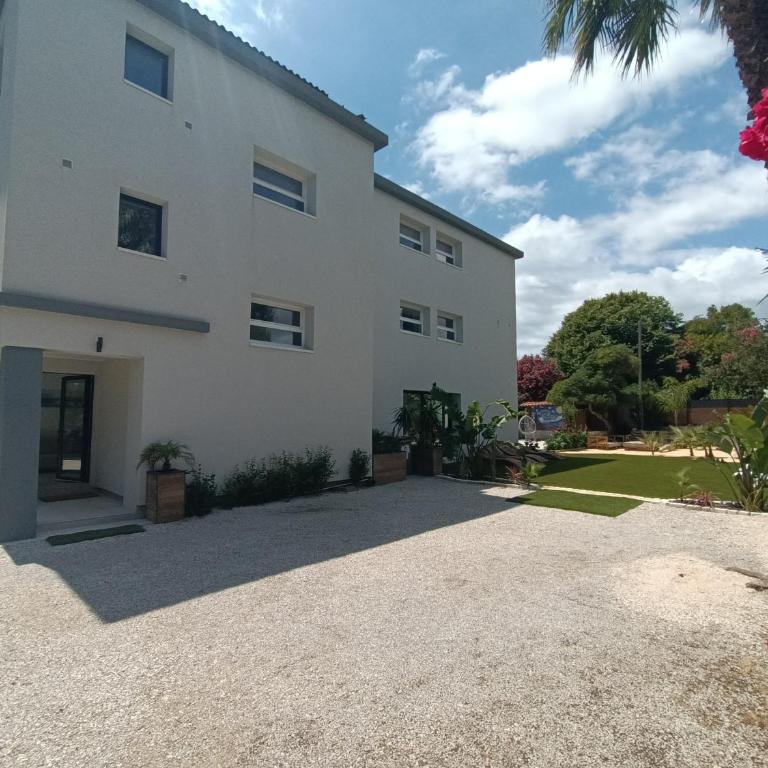 Vue et emplacement d'exception à 20 m de la plage des Sablettes - Villa - Côté Plage - 17