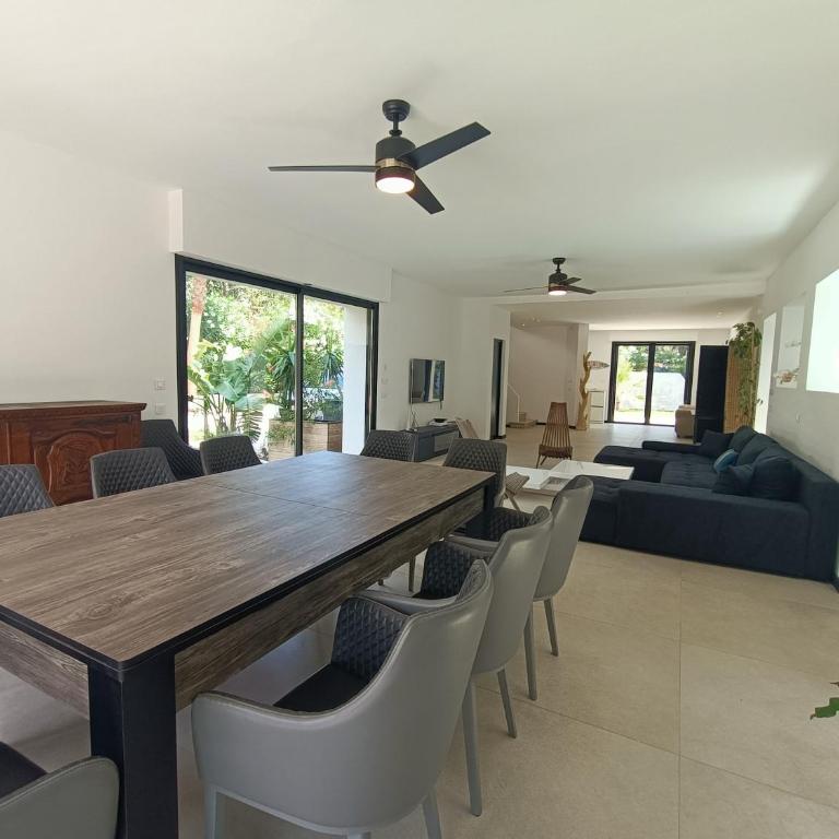 Vue et emplacement d'exception à 20 m de la plage des Sablettes - Villa - Côté Plage - 9