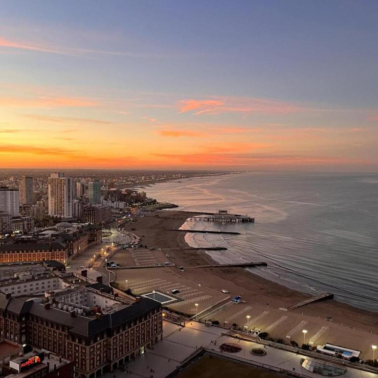 Gran departamento con Vista Panorámica sobre Avenida Colon - Three-Bedroom Apartment - 23