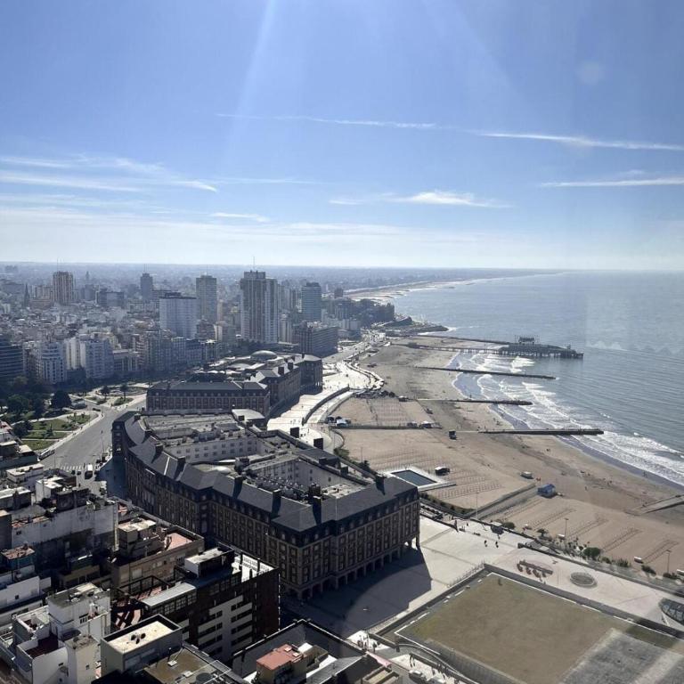 Gran departamento con Vista Panorámica sobre Avenida Colon - Three-Bedroom Apartment - 22