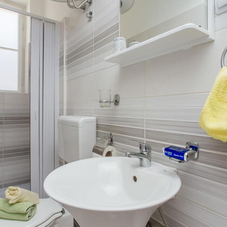 Riva Guesthouse - Standardna Trokrevetna Soba sa Pogledom na More - 2