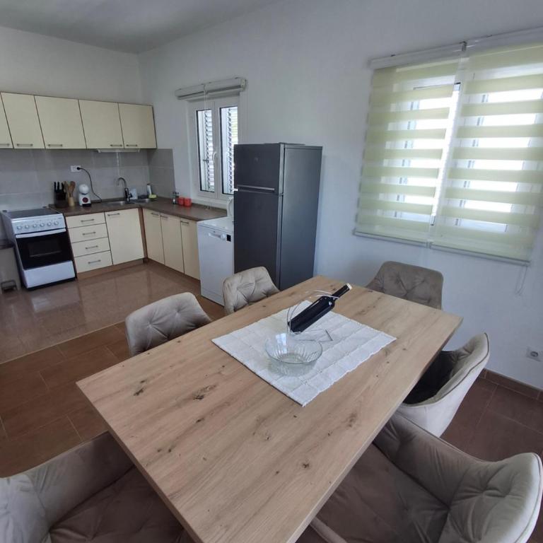 Villa Bubanja with shared pool - Two-Bedroom Apartment with Terrace and Sea View - 43