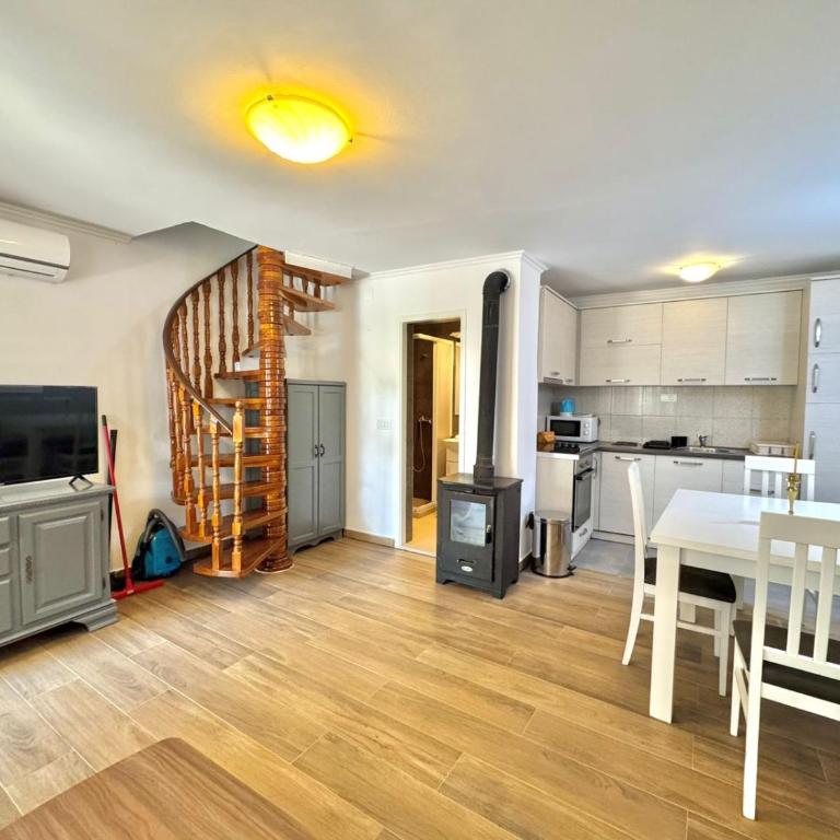 Beachfront Holiday Home Rafailovici - One-Bedroom Apartment - 5
