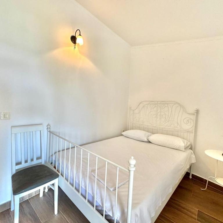 Beachfront Holiday Home Rafailovici - One-Bedroom Apartment - 18