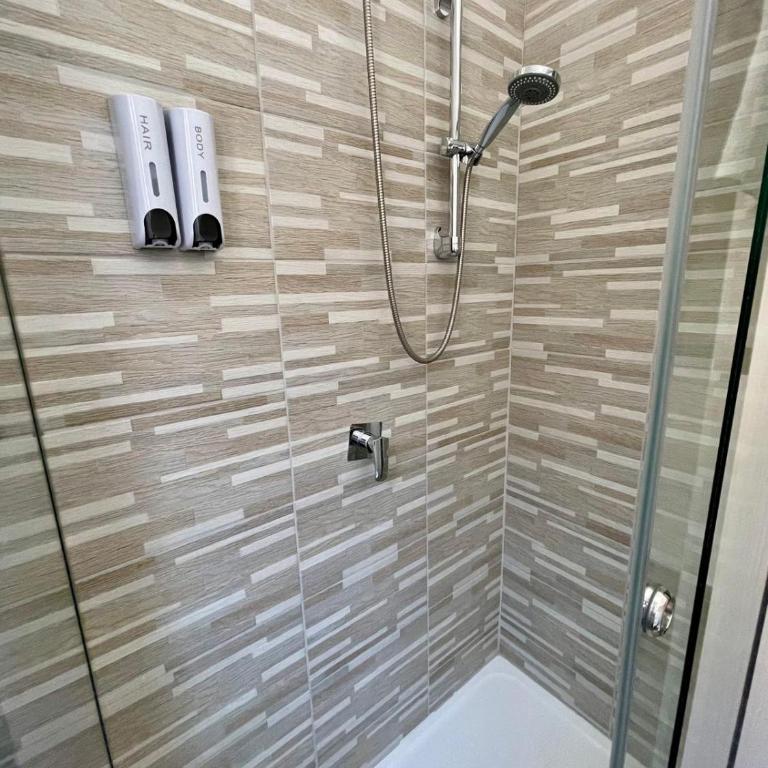 Baron’s Suites - Large Double or Twin Room - 4
