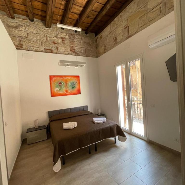Baron’s Suites - Large Double or Twin Room - 8