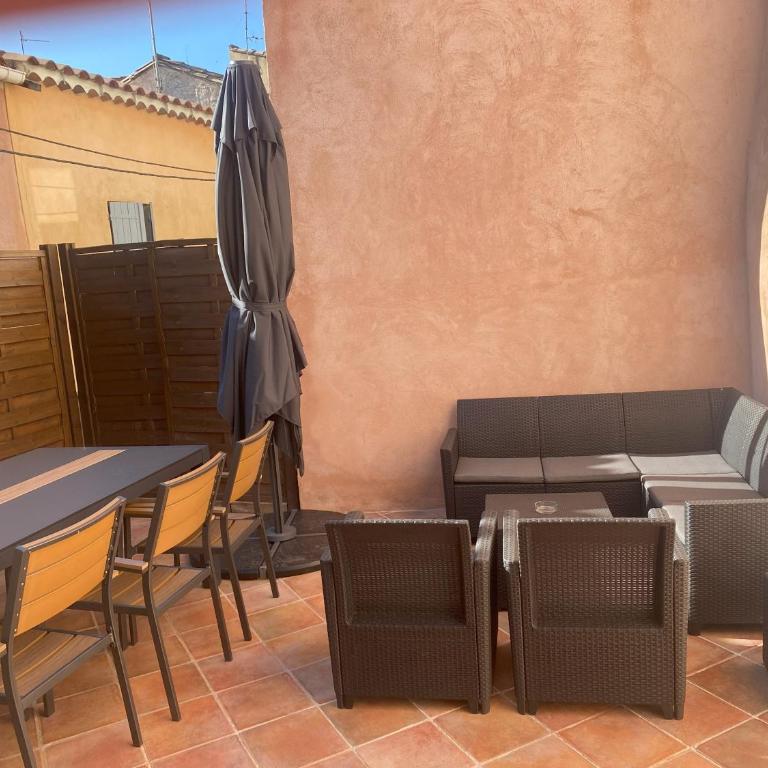 La maison des quais avec vue sur la Sorgue, terrasse, 2 chambres parking securise prive - Two-Bedroom Townhouse - 31