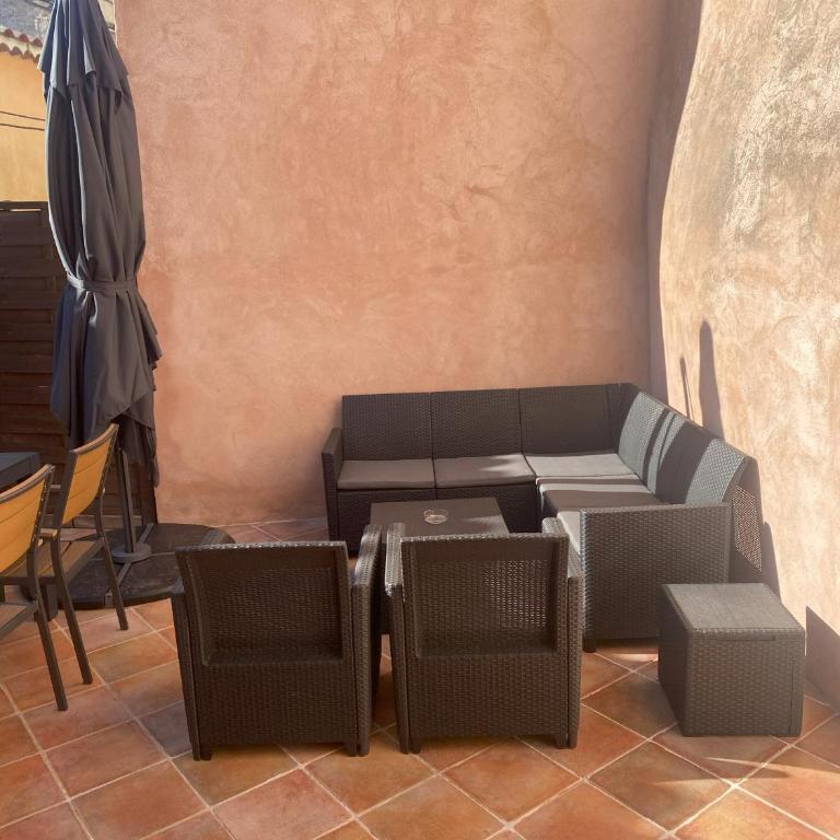 La maison des quais avec vue sur la Sorgue, terrasse, 2 chambres parking securise prive - Two-Bedroom Townhouse - 32