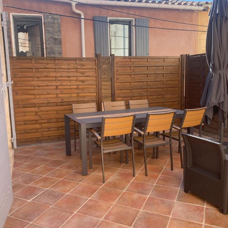 La maison des quais avec vue sur la Sorgue, terrasse, 2 chambres parking securise prive - Two-Bedroom Townhouse - 33